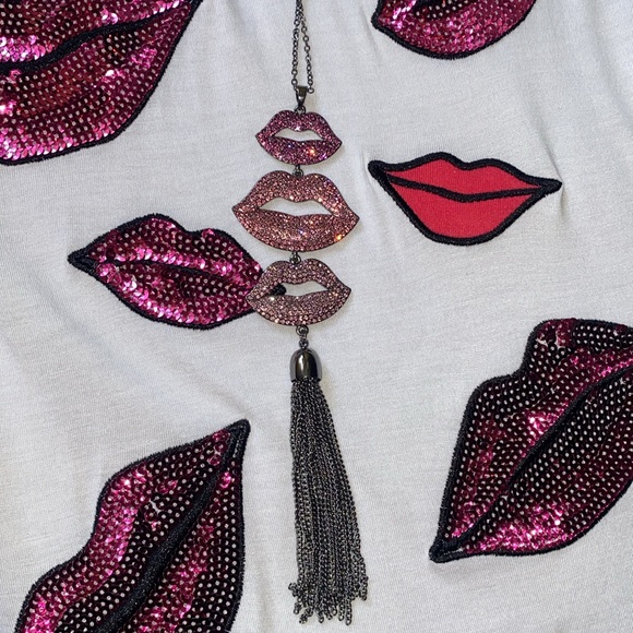 Fun, flirty, sparkly tower of lips, long necklace - Picture 7 of 7